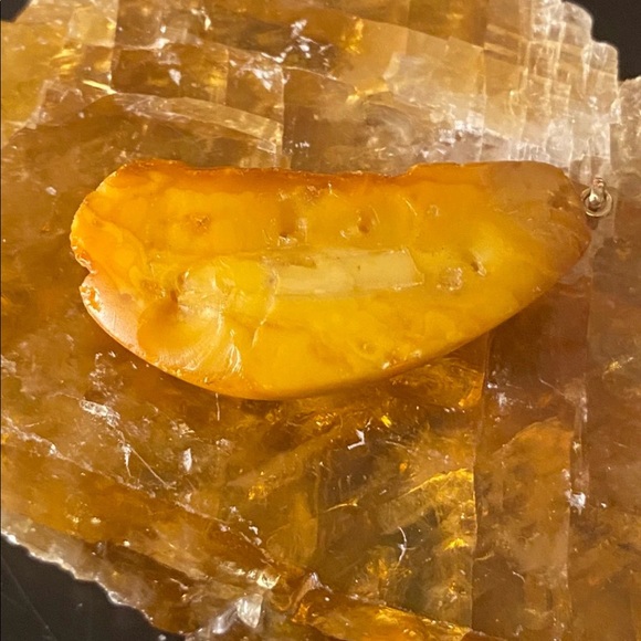 Raw amber yoke pendant - Picture 3 of 6